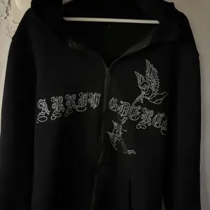 En rikigt fin Rhinestone hoodie som inte längre används. Helt i nyskick och storlek S.   