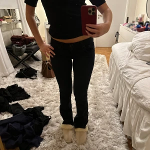 Ltb jeans - Ltb jeans, storlek 25/30. Den är den jätte mörkblå fårgen som nästan ser svart ut!! Använt de en gång🩷 sjukt fina och passar till allt, tror färgen heter midnight blue