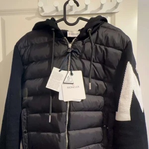 Söker Moncler Cardigan - Skicka vad ni har krav är äkta