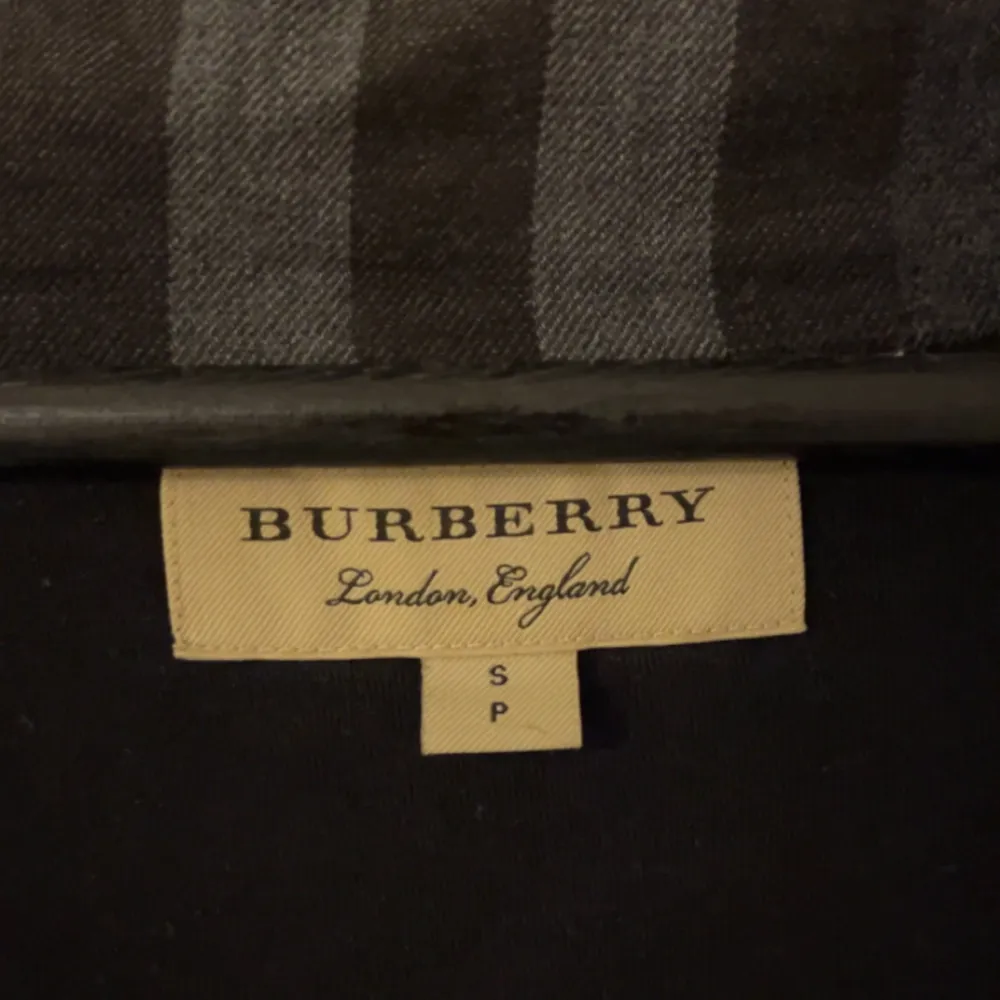 Snygg Burberry zip hoodie. Bra skick, 8/10  Bilder på lappar osv kan självklart skickas!😃. Hoodies.