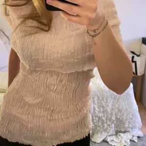 Rosa glittrig topp - Supersöt topp i glitter rosa från zara!!💕💕💕nyskick och passar från xs-m då materialet är stretchigt!