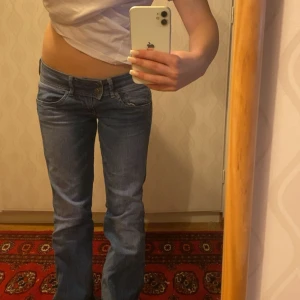 Preppy jeans sitter jättebra  - Bra skick storlek xs/s w27 låg midja bootcut jeans