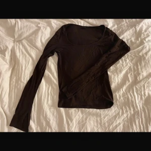 Brun långärmad topp från Gina Tricot - ‼️‼️ANNONSEN ÄR SÅLD‼️‼️