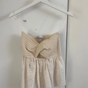 Zara topp - Säljer denna jättefina populära toppen från zara. Den är i jättefint skick och är knappt använd