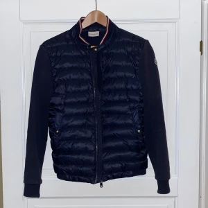 Moncler Cardigan - Säljer nu denna stilrena exklusiva moncler tricot cardigan🙌  Jackan är fortfarande i jättefin condition och har alltid blivit handtvättad👍  Jackan är i storlek 1 (S, XS) och är såklart äkta✅   Skriv gärna för frågor. Mvh 😊