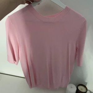 Rosa tröja med trekvartsärm - Säljer en söt rosa tröja med trekvartsärm. Perfekt för vår och sommar! Den är i mycket bra skick och supermjuk. Passar både till vardags och lite finare tillfällen. 💖