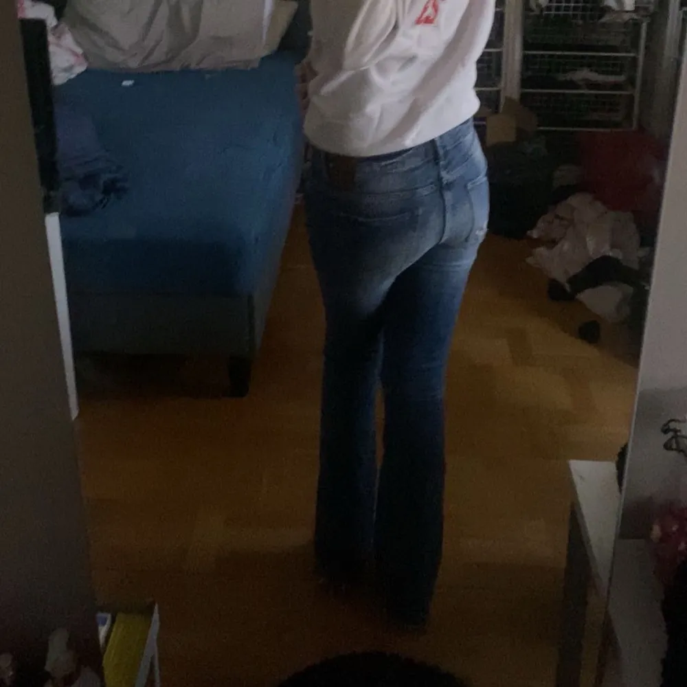 Jätte fina jeans med hål på båda knäna, dom är som nya använt typ 4 gånger, säljer dom för att dom inte är min stil. Det är storlek 38 men jag har 36 i mina jeans i vanliga fall och dom passar mig perfekt,långa i benen är 170, köpte jeans nya för 899. Jeans & Byxor.