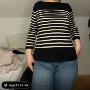 Randig tröja med trekvartsärm - Säljer en snygg randig tröja i svart och beige med trekvartsärmar. Perfekt för både vår och höst! Den är superbekväm och passar till både jeans och kjol. Hör av dig om du är intresserad! 😊