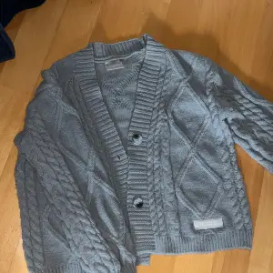 Intressekoll på min Taylor cardigan. Oanvänd därav i nyskick. Köpt secondhand men i orginalpåsen.