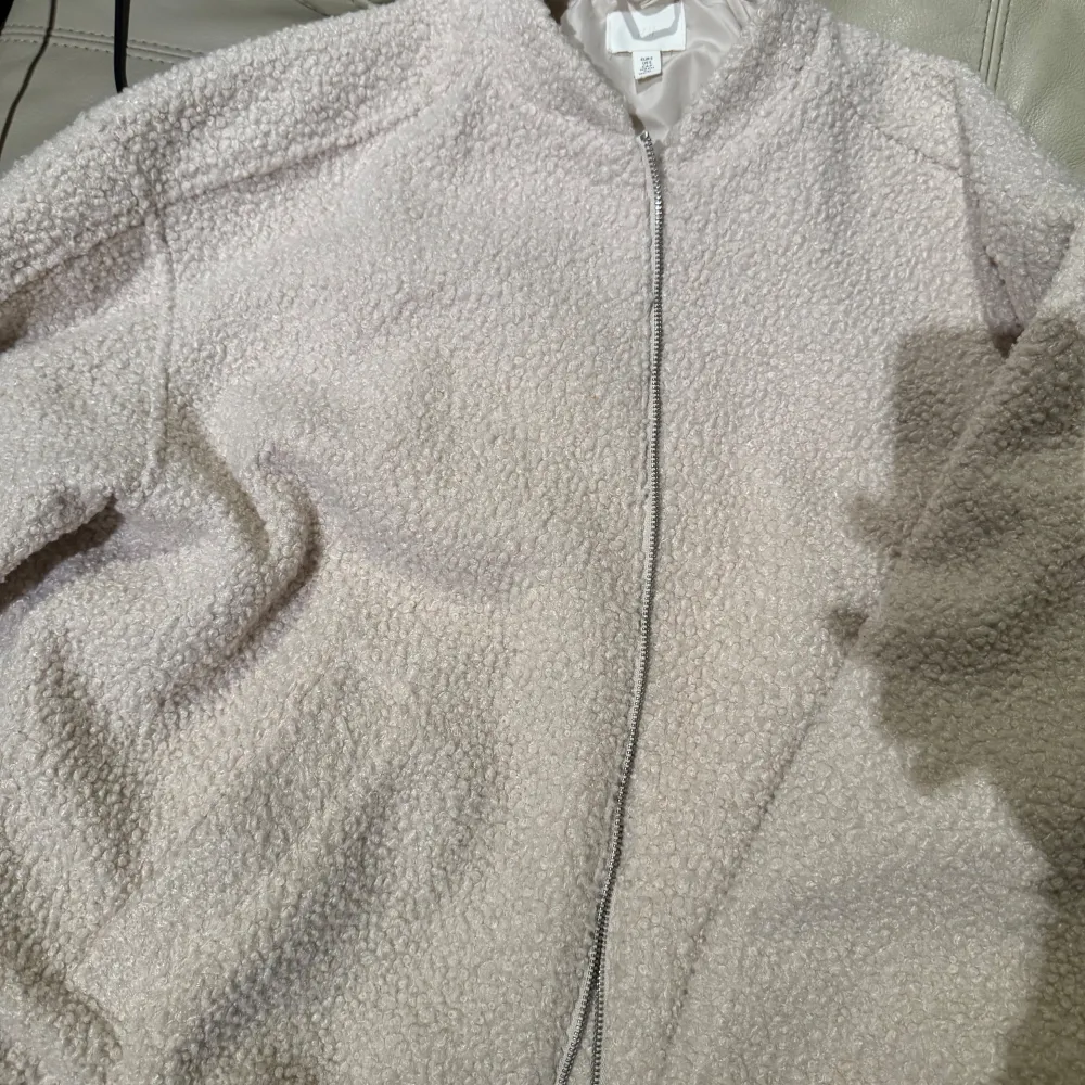 Mysig beige teddyjacka från H&M i lurvigt material, storlek S. Fin till hösten. . Jackor.