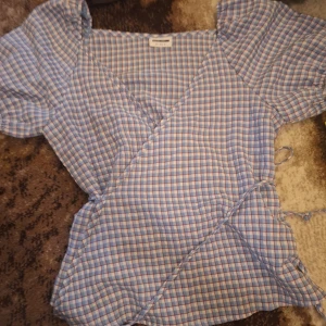 Knyt tröja - Det är en viktig neck rutig tröja med band så man kan knyta runt midjan för en mer snatched look. Den är andvänd få tal gånger då den är lite för stor för mig.