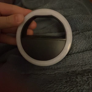 Lampa till mobilen  - Du lägger den på mobil så du får bättre ljus om du filmar eller tar bilder på dig. Super smidig och ha med överallt.! Man kan ändra så ljuset blir starkare och snyggare