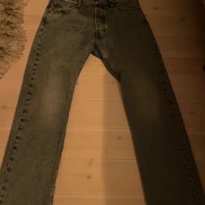 Levi's 501 jeans w32/30 - Säljer ett par klassiska Levi's 501 jeans i blå färg. De har en straight passform och är i mycket bra skick. Perfekta för både vardag och fest. Jeansens material är slitstarkt och de har en traditionell knappgylf. Storlek 32/30