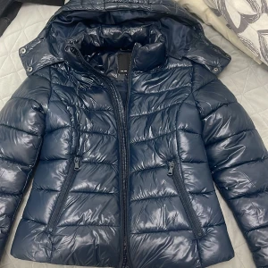 Jacka - Mörkblå jacka från lager, slutsålt. Den är som ny med inga defekter.  Perfekt för vintern