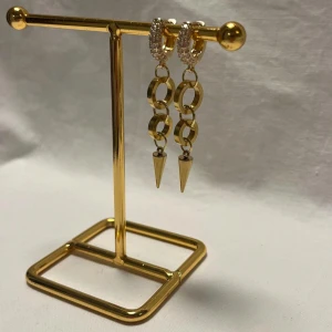 Örhängen  - Väldigt fina örhängen! Finns i guld.  Köp för 109kr/st Eller 199kr/paret. Modell 138 Smyckes ställningen finns även att köpa för 299kr!