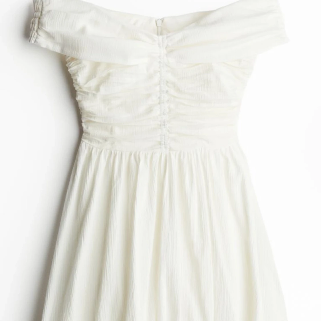 Crèmevit offshoulder klänning - 91