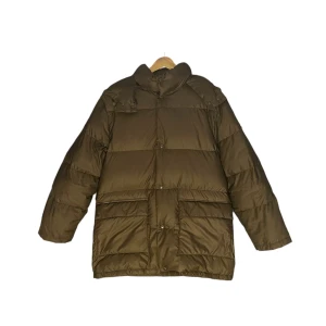 Moncler Vintage Down Puffer - Säljer en Moncler vinterjacka i storlek 0, vilket motsvarar XS/S. Nypris 9500kr. Jackan köptes på Garmsmarket för några år sedan. Hör gärna av dig om du har några frågor, och priset kan diskuteras. Jackan är svart, men färgen kan skifta till brun beroende på ljuset.