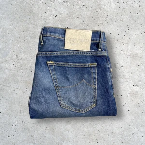Jacob Cohen Jeans - 682 - Säljer dessa trendiga Jacob Cohen jeansen!  Size - 33 Condition - 9/10 Hör av er i PM vid eventuella frågor!
