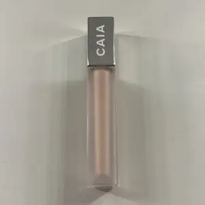 Caia It’s iconic concealer 1C. Använt kanske 4 gånger. Har applicerat på handen inte ansiktet. Den passar inte min hudtyp.