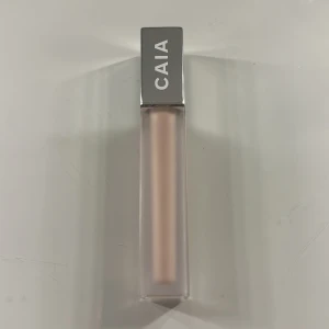 Caia - Caia It’s iconic concealer 1C. Använt kanske 4 gånger. Har applicerat på handen inte ansiktet. Den passar inte min hudtyp.