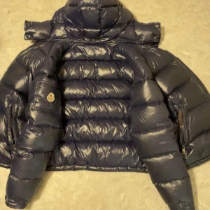 Ska sälja min jacka för att ja har fått en ny och pågrund av de ska ja sälja den,den är använd i 3 månader  - Den är mörkblå 