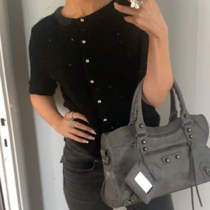 Kortärmad stickad tröja - Kortärmad stickad tröja från h&m. Jättefin och i bra skick💕