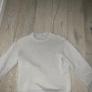 Tjocktröja från Weekday - Använd en gång. Storleken är XS men den sitter som en S. ( pris på en ny från weekday är 570 kr) 