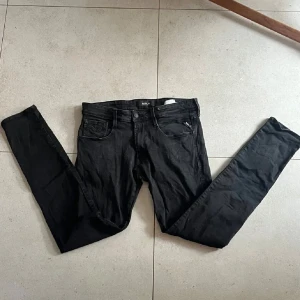 Replay anbass  - Säljer ett par svarta Replay Anbass jeans i storlek 34. De är i bra skick och har en snygg slim passform. Perfekta för både vardag och fest! 🖤