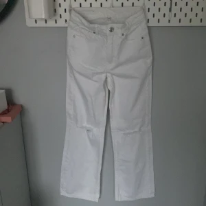 Vita byxor från LAB Industries - Säljer ett par vita byxor från LAB  industries . Har hål på dåsa knäna.Perfekta för vår och sommar! Passar till både vardag och fest.💫