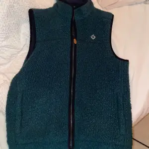 Morris fleece/ull väst, ingen plastfleece som patagonia. slutsåld överallt i färgen ”emerald green” köpt för 2000