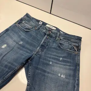 Replay Grover Jeans, byxorna är i toppskick. 31x32, straight fit. Hör av er vid minsta fundering 