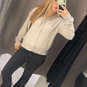 Svarta jeans - Svarta jeans från Replay, mid waist, super bra skick