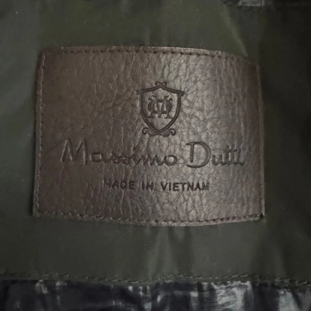 Säljer en nyligen köpt fieldjacket från massimo dutti. Köpte den på plick men passade inte mig. Perfekt till hösten. . Jackor.