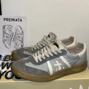 Säljer ett par snygga Premiata sneakers i ljusblått. (Obs ⚠️På bilden ser de gråa ut).  Köpta för 2500kr. Skick 7/10 👍🏼Passar perfekt till både jeans och shorts! Box följer med! 📦1450kr är startpris. Kontakta mig vid minsta fundering! 😊