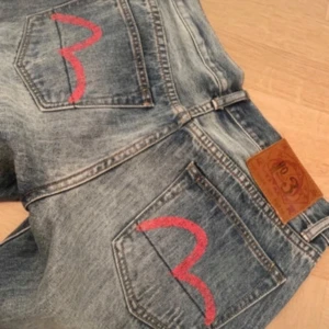 Evisu jeans!!  - Blå evisu jeans (använder personen jag köpte avs bilder) 