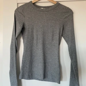 grå långärmad tröja från h&m - helt nyköpt grå långärmad tröja från h&m 💕säljer då jag ångrade färgvalets det var försent att skicka tillbaka. Aldrig använd, bara provad med prislapp kvar, köpt för 100kr. skönt material. Hör av dig om du har frågor eller vill ha fler bilder 💗✨
