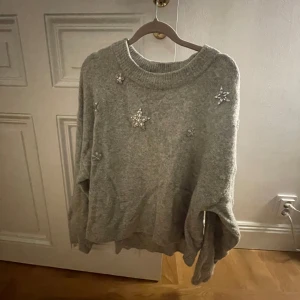 grå tjocktröja m stjärnor - såååå gullig o skön tjocktröja med stjärnor på. älskar denhär men tycker inte att den passar min stil längre💞