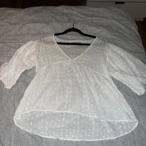 Vit blus  - Säljer denna vita blusen från Kappahl i storlek xs då den inte kommer till användning längre. 