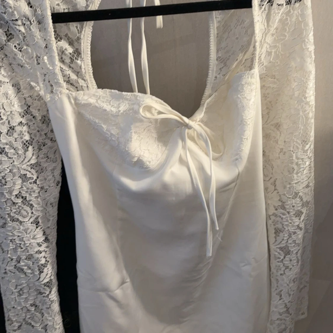 Vit spetsklänning med snörning - 90