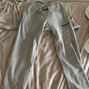 Essentials Mjukis 🔘 - Säljer mina Essentials mjukisbyxor då jag inte använder de längre. Använd ett par gånger. Storlek XL. Skick 10/10. Säljer även hoodien som man kan få billigare om man köper hela settet. DM för mer info och bilder 🤝