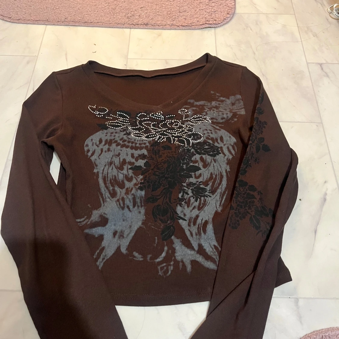 Brun långärmad topp med mönster - 1