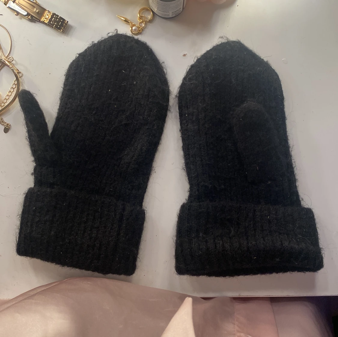 Svarta stickade vantar