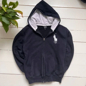 Ralph Lauren zip - Ralph Lauren zip i barnstorlek 164. Marinblå med vit logga på bröstet. Kom med frågor!