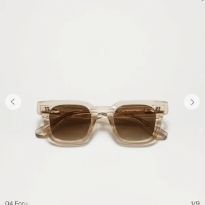 Beige solglasögon med fyrkantig form - BYTE!    Om ni har ett par i samma modell i färgen grön eller brun så är jag öppen för byte med mina beiga! Perfekta för en stilren look under soliga dagar, älskar formen men har tröttnat på färgen! Jag har användt de sparsamt max 4 ggr då jag lånat ett par gröna och nu känner att jag behöver ett par egna i färgen grön eller brun!