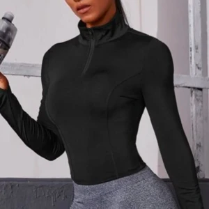 Träningströja - Snygg träningströja med dragkedja som går ner halvvägs, materialet är luftigt och väldigt bekvämt. Storlek S💓