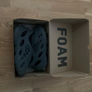 Adidas Yeezy Foam Runner - Säljer ett par Adidas Yeezy Foam Runner i en mörkgrå färg. Använda lite till och från, men inga stora skador eller liknande.