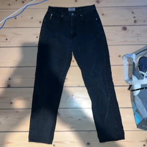 Armani jeans - Svarta Armani jeans, knappt använda. Väldigt stilrena. Kan mötas upp i Stockholm eller frakta. 