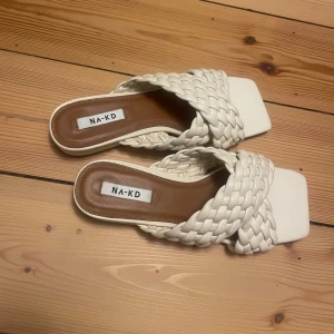 Vita flätade sandaler från NA-KD - Vita flätade sandaler från NA-KD som är nya🤍