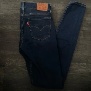 Mörkblå jeans från Levi's - Snygga mörkblå Levi's jeans i modellen 710 Super Skinny i storlek 26💙