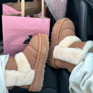 Ugg W classic chillapeak - Säljer nu mina super fina populära Uggs som är slutsålda, de är endast använda ett par fåtal gånger så i super bra skick. Köpta i London förra året i Ugg butiken för 3500 kr. Storlek 39, hör av er vid eventuella frågor och för fler bilder💕